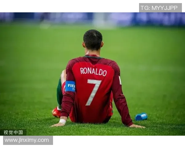 足球巨星背影：每一步都是传奇的背后故事与奋斗历程